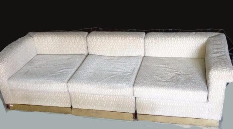 salon composé de 5 éléments modulables recouverts de velours beige pouvant former canapé ou méridienn