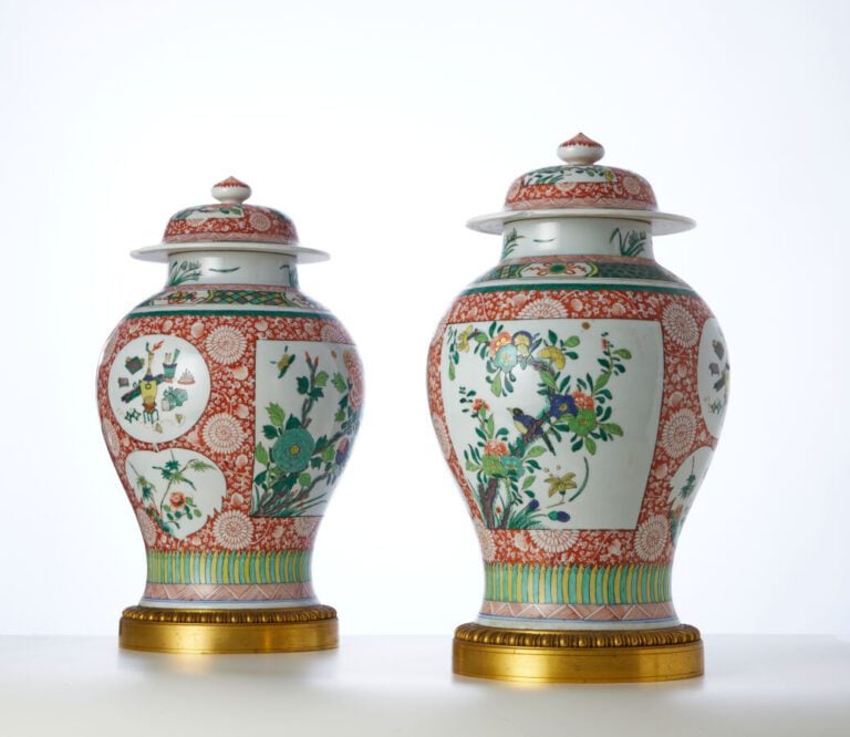 SAMSON - VERS 1900 - Paire de potiches couvertes en porcelaine - émaillée polyc…