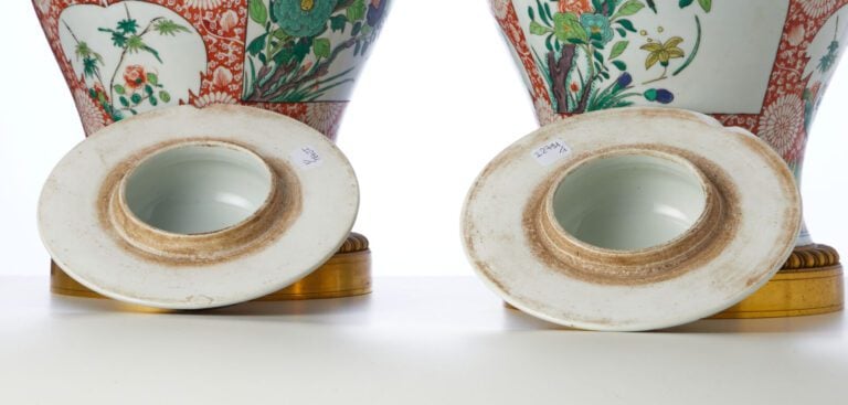 SAMSON - VERS 1900 - Paire de potiches couvertes en porcelaine - émaillée polyc…