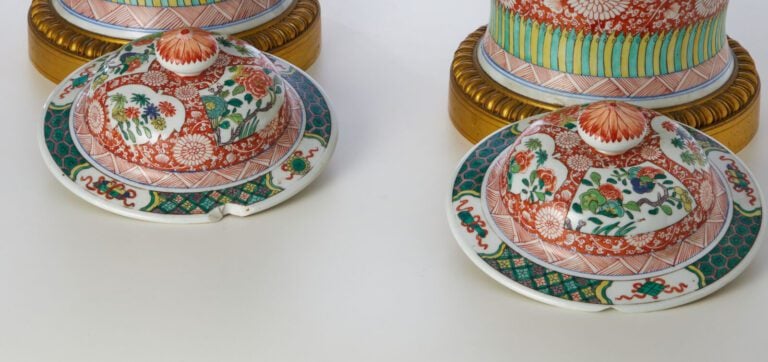 SAMSON - VERS 1900 - Paire de potiches couvertes en porcelaine - émaillée polyc…