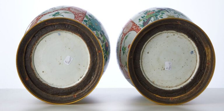 SAMSON - VERS 1900 - Paire de potiches couvertes en porcelaine - émaillée polyc…