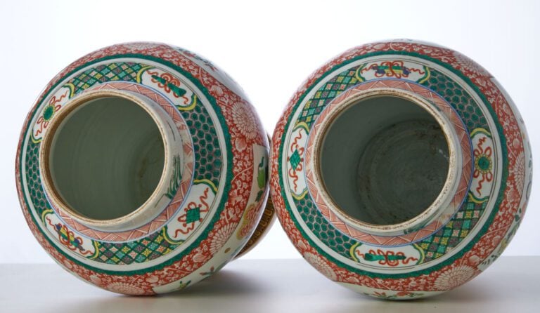 SAMSON - VERS 1900 - Paire de potiches couvertes en porcelaine - émaillée polyc…