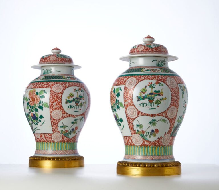 SAMSON - VERS 1900 - Paire de potiches couvertes en porcelaine - émaillée polyc…