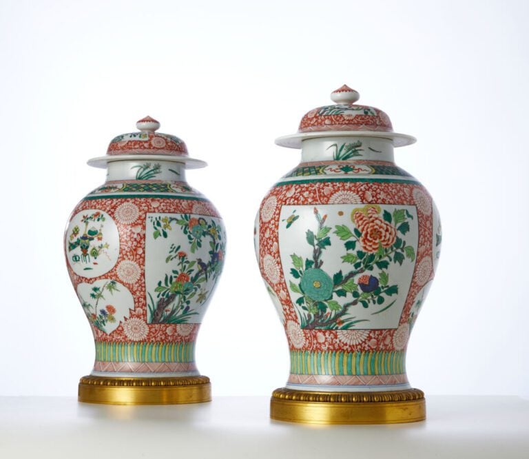 SAMSON - VERS 1900 - Paire de potiches couvertes en porcelaine - émaillée polyc…