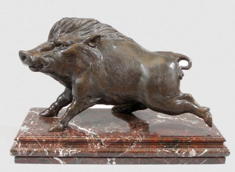 Sanglier en bronze ciselé et patiné d'après un modèle italien de la Renaissanc