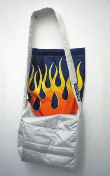 SANS TITRE Besace en satin réalisée pour Hugo Boss 30 x 35 cm PROVENANCE : Britney Spears Foundation (Certificat joint)