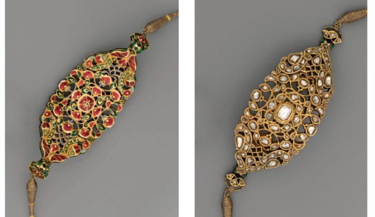 SARPATTI Ornement de turban oblong, légèrement incurvé, flanqué de deux petites fleurs articulées, en or ajouré serti de diamants d'une part, émaillé de motifs floraux de l'autr