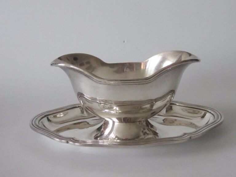 Saucière en argent (950 ‰) à plateau adhérent de forme mouvementée à moulure de filets fort