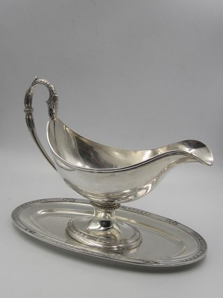 SAUCIÈRE en argent (950 millièmes) de Style Empire reposant sur son plateau adhéren