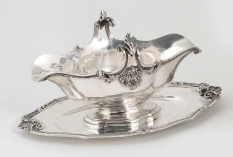 SAUCIÈRE en argent sur plateau adhérent à décor de filets feuillagés, agrafes et coquille