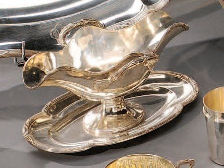 Saucière ovale à plateau adhérent à décor de filets rubans croisés et anses à attaches feuillagée