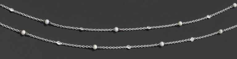 SAUTOIR chaînette en or gris serti de petites perles de culture blanche et diamants taille brillant alterné