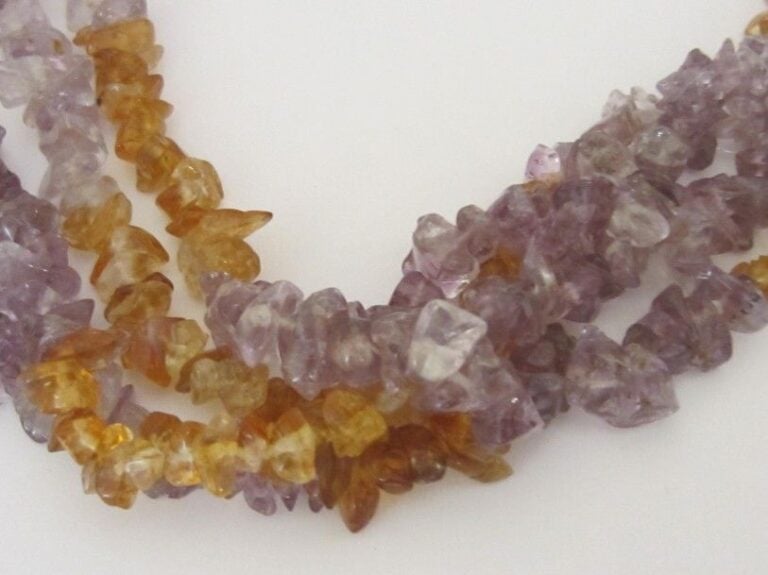 SAUTOIR composé d'améthystes alternées de citrines polies de formes diverse