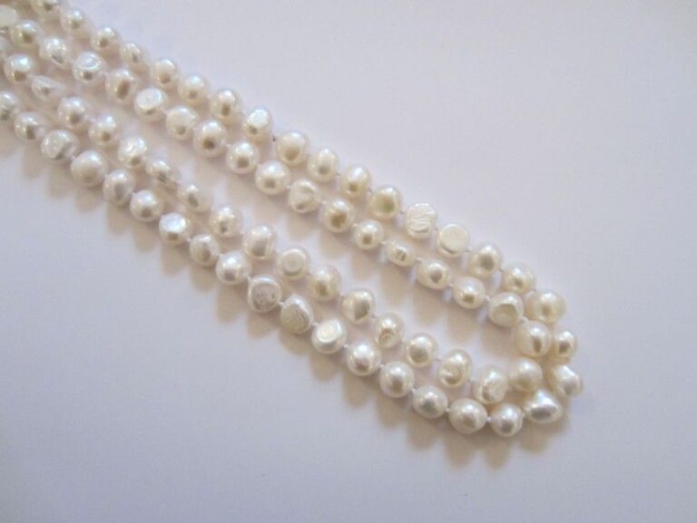 SAUTOIR composé d'un rang de perles d'eau douce baroque