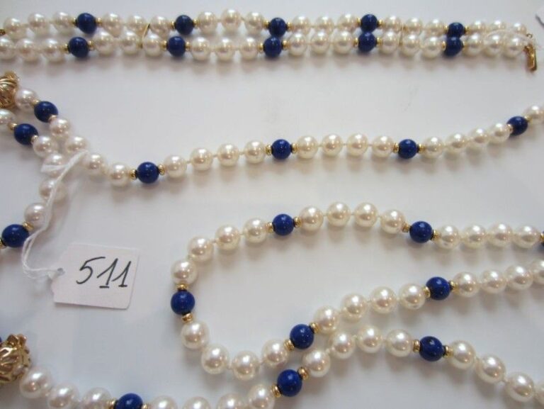 SAUTOIR composé d'un rang de perles de culture d'eau douce alternées de perles bleues et viroles en métal dor