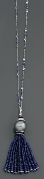 SAUTOIR composé d'une chaînette en or gris (750 millièmes) serti de diamants alterné de saphirs retenant un pompon composé d'onyx, d'une perle grise de Tahiti terminé par douze rangs de perles de saphirs et viroles serties de diamant