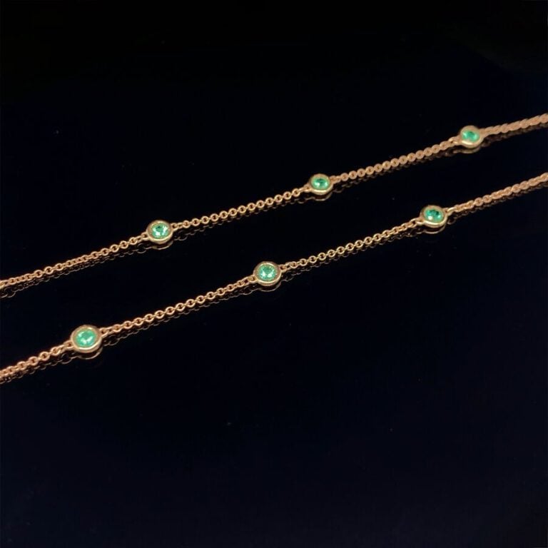 SAUTOIR composé d'une chaînette en or jaune (585‰) 14 carats, alternée de 31 ém…