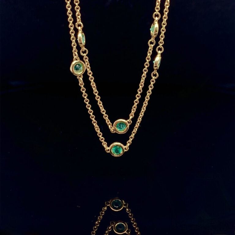 SAUTOIR composé d'une chaînette en or jaune (585‰) 14 carats, alternée de 31 ém…