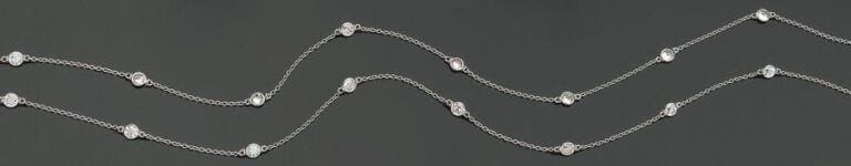 SAUTOIR composé d'une longue chaîne en platine orné de diamants de taille brillant en serti clo