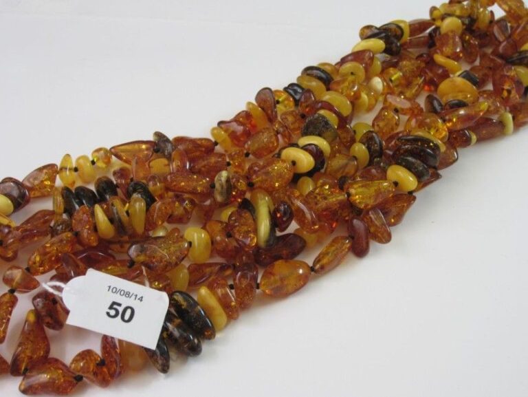 SAUTOIR composé de perles d'ambre de formes et tonalités différente