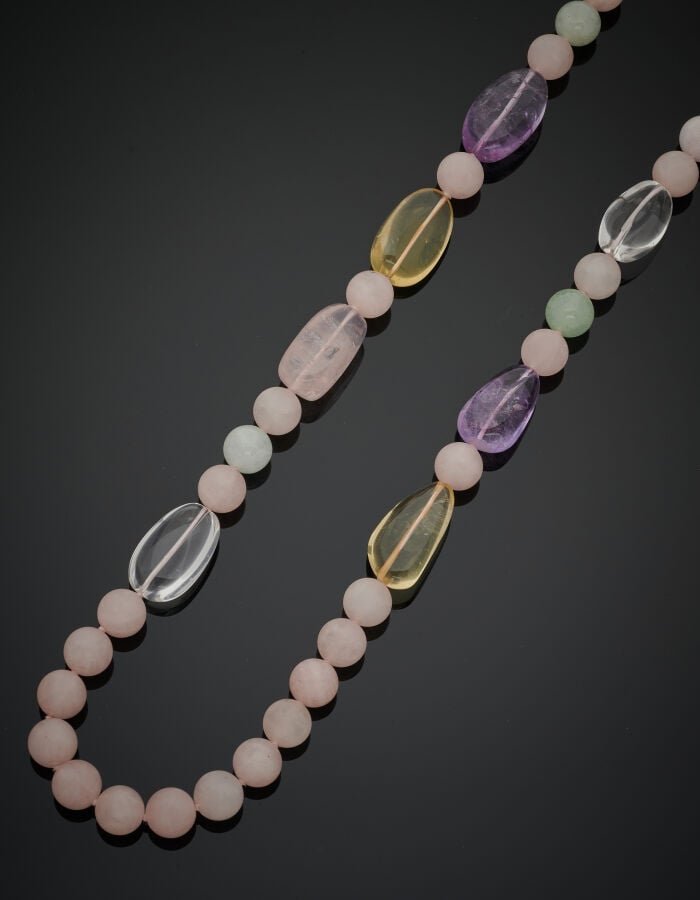 SAUTOIR composé de perles d'améthystes, citrines, cristal de roche, quartz rose…