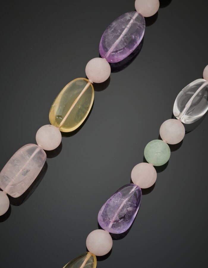 SAUTOIR composé de perles d'améthystes, citrines, cristal de roche, quartz rose…