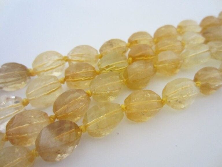 SAUTOIR composé de perles de citrines taillée