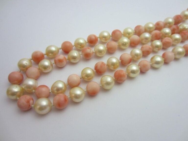 SAUTOIR composé de perles de corail alterné de perles de culture blanche