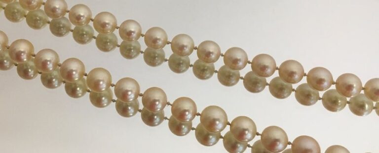 SAUTOIR composé de perles de culture de couleur crèm