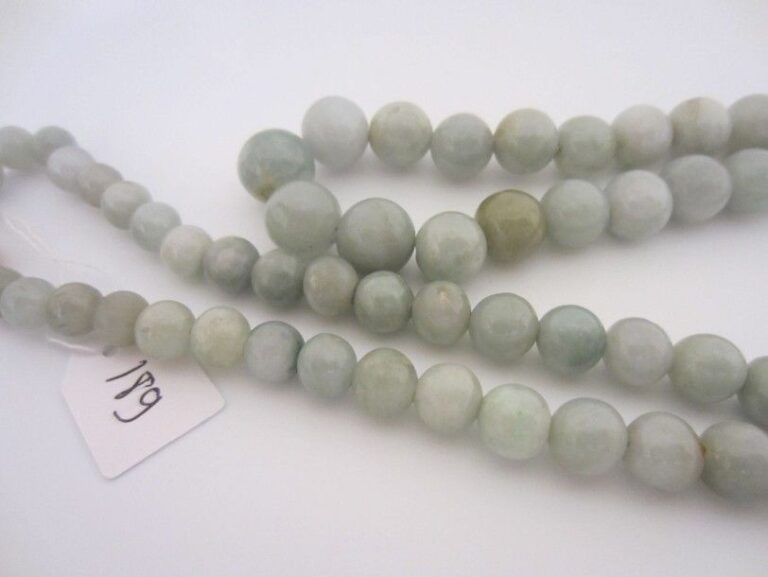 SAUTOIR composé de perles de jad