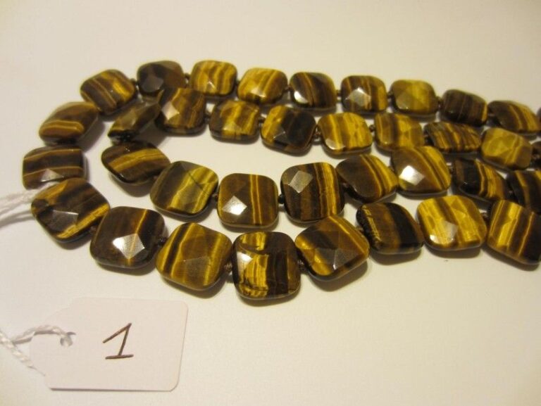 SAUTOIR composé de perles de quartz- oeil-de-tigre, de forme coussin et facettée