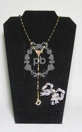 SAUTOIR d'inspiration chapelet en métal doré entrecoupé de petites perles en verre translucide grenat et rehaussé d'une pendeloque chiffré