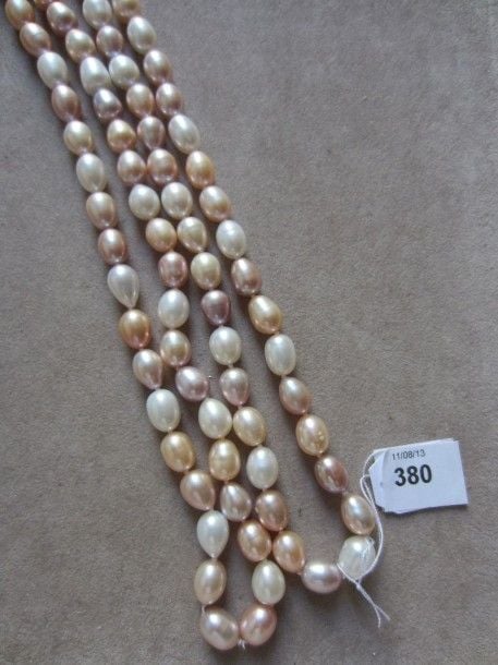 SAUTOIR de perles de cultures d'eau douce de couleur blanche, rosée et parme, alternées et de forme ovale et poir