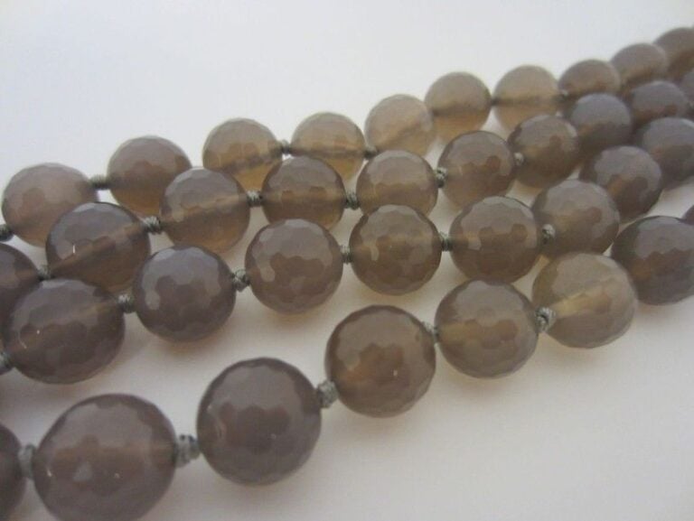 SAUTOIR de perles facettées d?agate gris