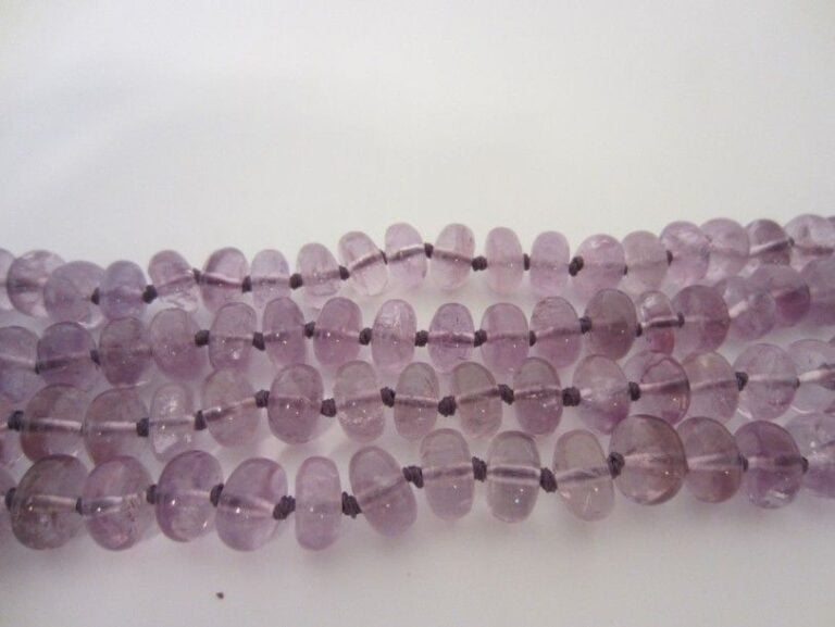 SAUTOIR de perles plates d?améthystes, de forme rond
