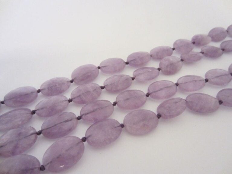 SAUTOIR de perles plates et facettées d?améthystes, de forme oval