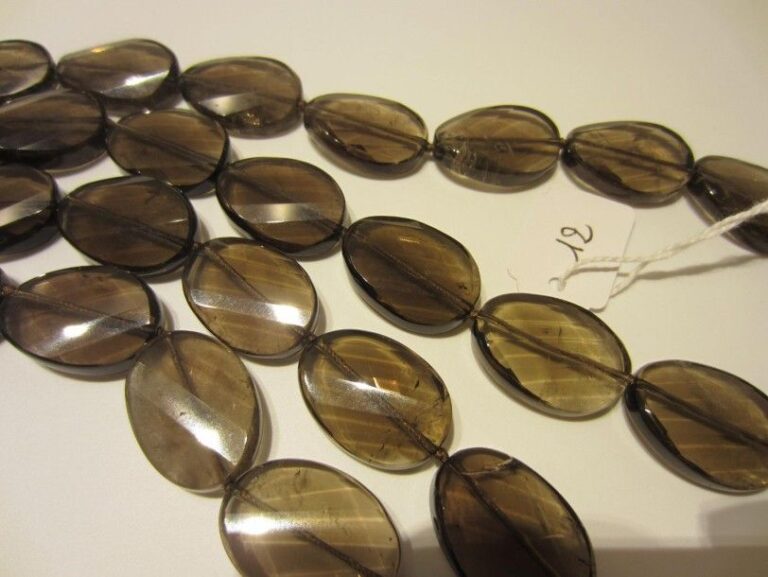 SAUTOIR de perles plates et facettées de quartz fumé, de forme oval