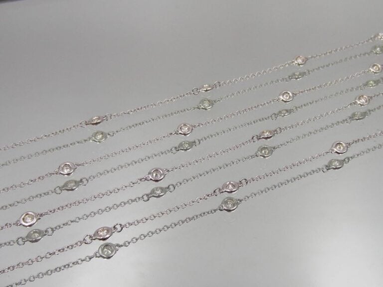 SAUTOIR en or gris (750 millièmes) composé d'une chaînette alternée de 31 diamants taille brillant en serti clo