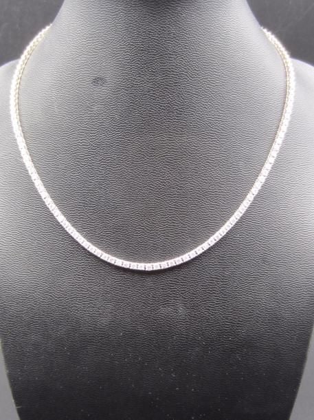 SAUTOIR en or gris (750 millièmes) serti d’un alignement de 137 diamants taille brillan
