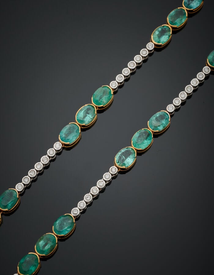 SAUTOIR en or jaune (585‰) 14 carats, articulé, composé de 42 émeraudes ovales…