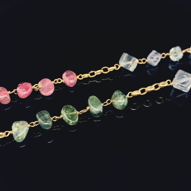 SAUTOIR en or jaune (750‰) composé d'une chaînette alternée de tourmalines et q…