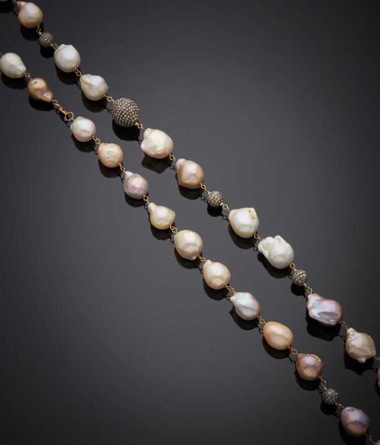 SAUTOIR en or jaune (750‰) composé de perles de culture baroques d'eau douce de…
