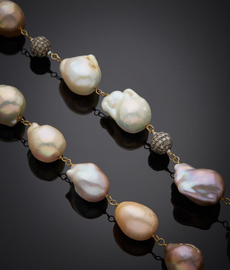 SAUTOIR en or jaune (750‰) composé de perles de culture baroques d'eau douce de…