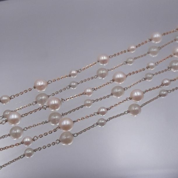 SAUTOIR en or jaune (750 millièmes) orné de perles de culture blanches de tailles différentes alternée