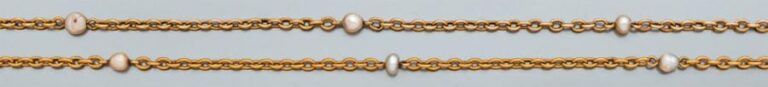 SAUTOIR en or jaune à mailles ovales alternées de perles probablement fines baroques (non testées