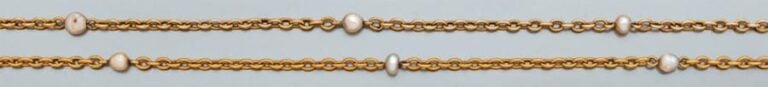 SAUTOIR en or jaune à mailles ovales alternées de perles probablement fines baroques (non testées