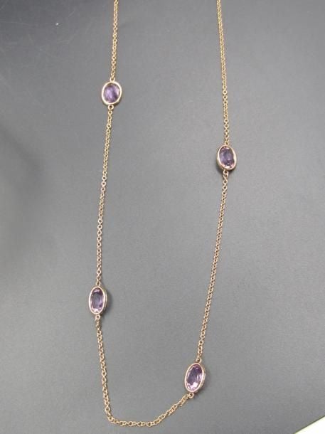 SAUTOIR en or rose (375 millièmes) 9 carats, serti d'améthystes de forme ovale facettée
