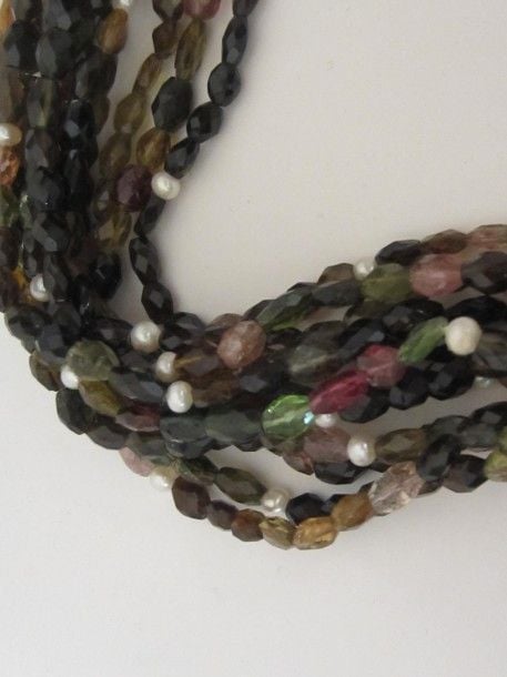 SAUTOIR orné de six rangs de tourmalines ovales et facettée