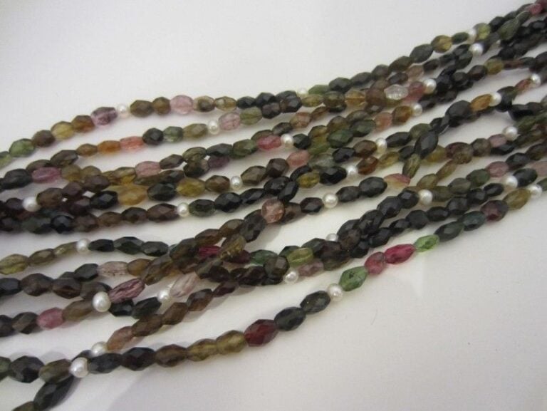 SAUTOIR orné de six rangs de tourmalines ovales et facettées Fermoir barrette en or jaune (750 millièmes)