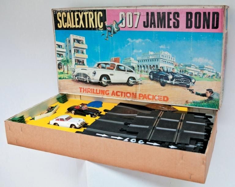 Scalextric - James Bond 007 Circuit complet en boîte d'origine Occasion en Boîte - Très Bel État England, 1968 Aston martin DB4 Blanche - Mercedes 190 SL Noire Notice et accessoires